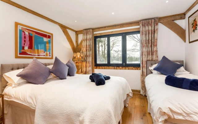 Stunning Lakeside Country Retreat near Cirencester