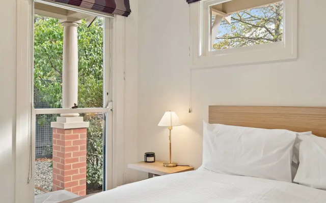 Wellness Escape: 1-bed Home + Studio & Sauna