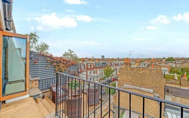 3 Bedroom Penthouse With London Skyline View