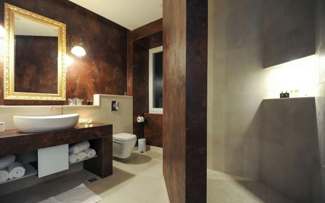 Silver & Gold Luxury Rooms