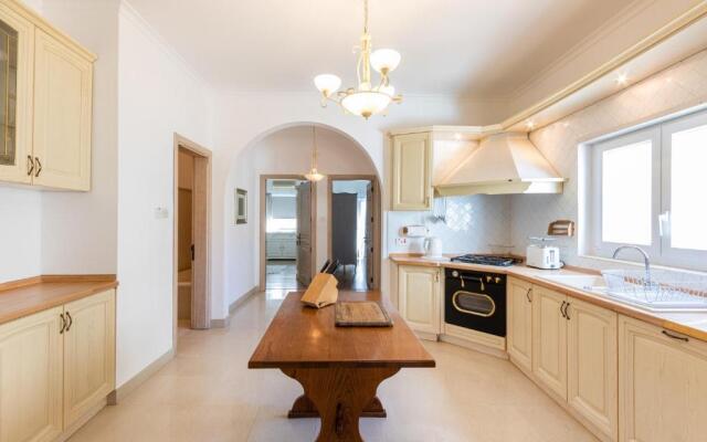 70/2- Spacious & Charming 3 Bedroom Apt In Sliema
