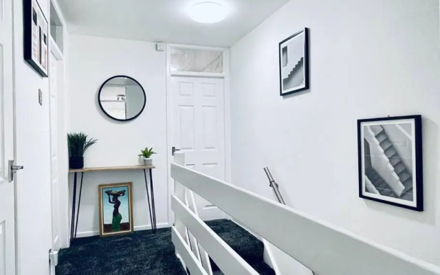 Mayfair Place - Cosy 3 Bedroom House with Free Parking