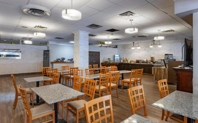Econo Lodge Inn & Suites Toronto Airport