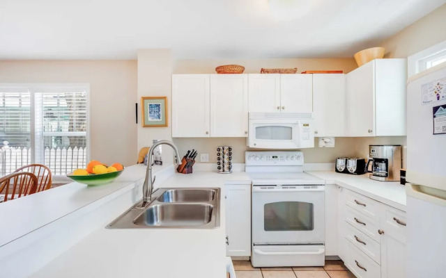 Linger Longer by Avantstay Key West Walkable Gated Community, Shared Pool Week Long Stays Only