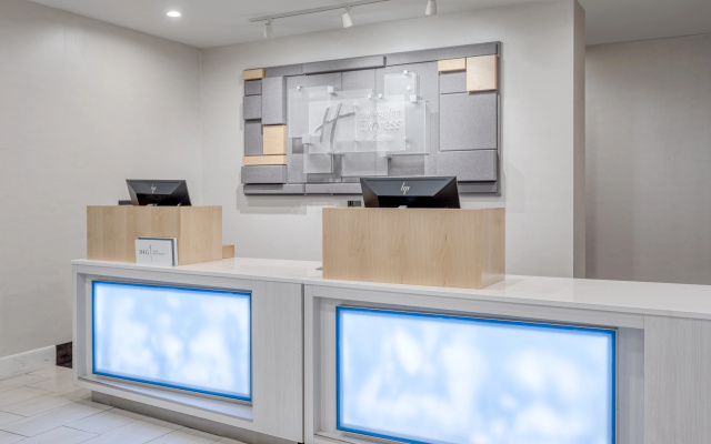 Holiday Inn Express Hotel & Suites Ottawa Airport by IHG