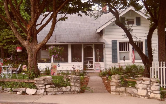 Maple Leaf Cottage Inn
