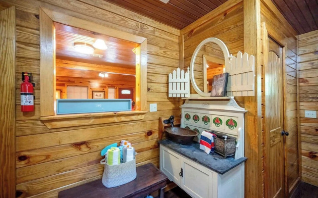 Sunset Ridge Cozy Cabin for 6