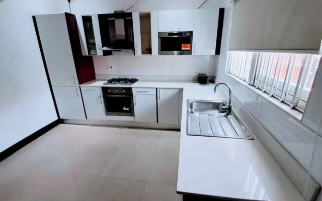 Stylish 3 Bedroom House Near Airport & Marina Mall