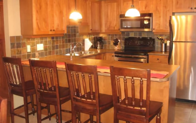 Sun Peaks Accommodation by Bear Country