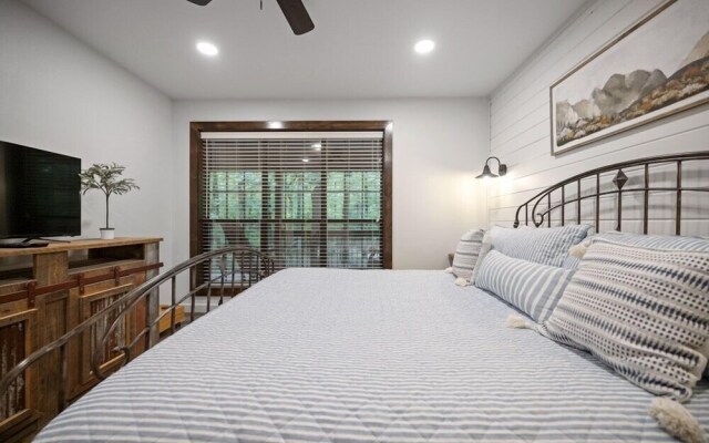 Newly Redecorated Deer Valley Cabin Features Secluded Hot Tub and Campfire by Redawning