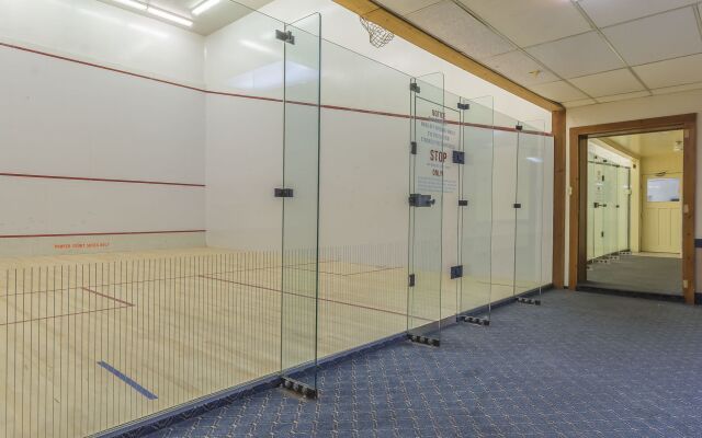 Jolly Roger Inn & Resort