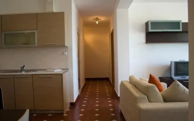 Sunny House Aparthotel