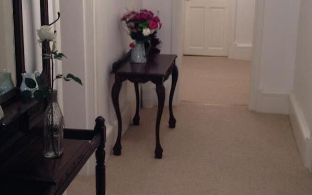 Queen Margaret Apartment - Botanic Gardens West End