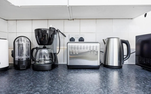 Lovely 2 Bd Hse with Parking near Excel