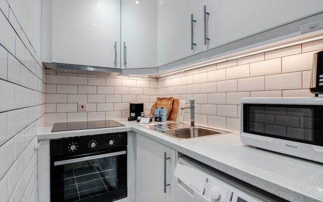 Stylish Chiswick Park Apartment