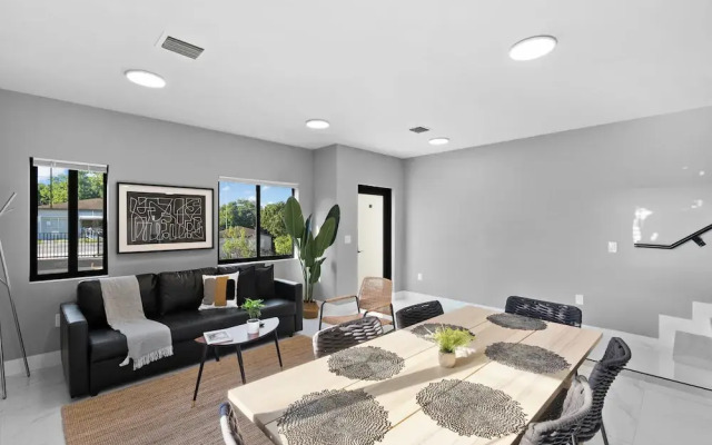 Modern 4-BR House with Free Parking