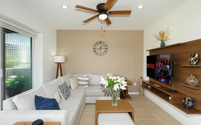 Sleeps 10 Views Beach 1 Block