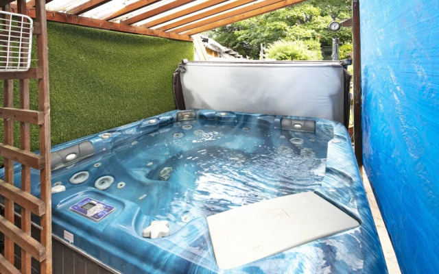 Urban Retreat Hot Tub Bar Ev Charger