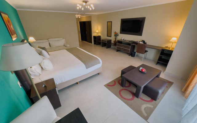Alto Verde Suites And Apart