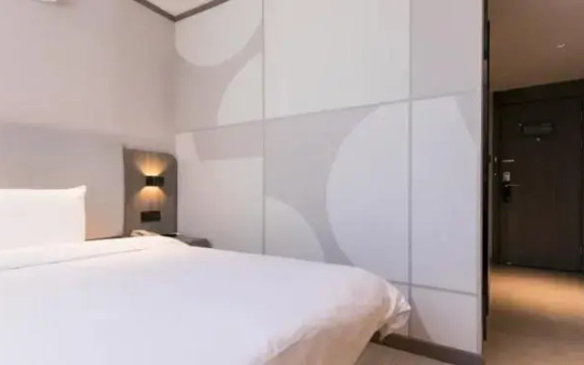 Hanting Hotel (Shanghai Zhongshan Park Metro Stat)