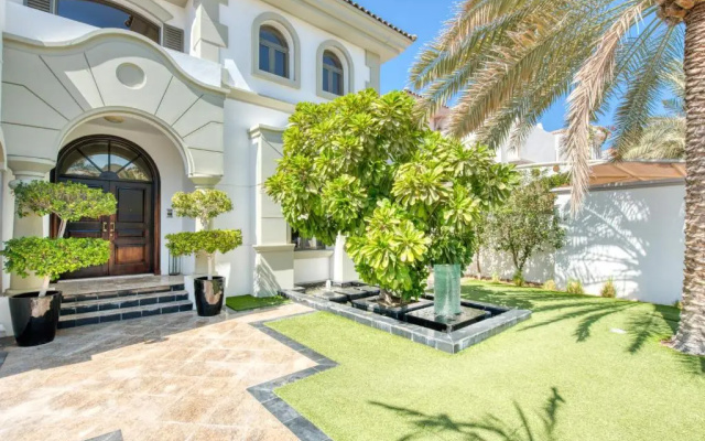Maison Privee - Glamourous Beachfront Villa on The Palm w/ Pool