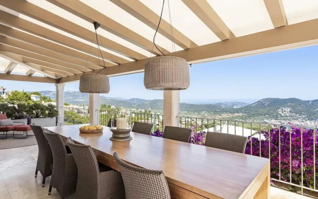 Majestic Villa With Harbour Views