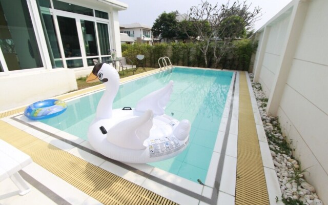 AnB Pool Villa 4BR Beachfront in Pattaya