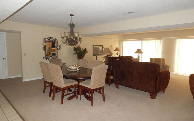 Four Seasons Racquet Club Condominiums