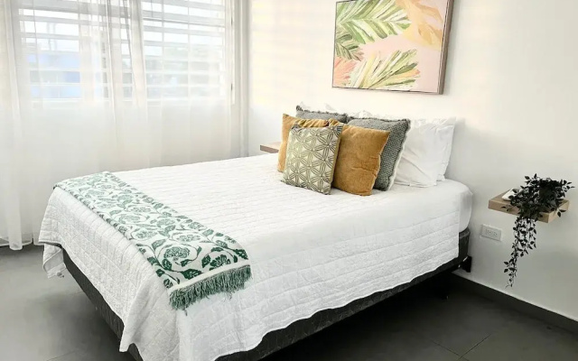 Centrally Located Sunny Apartment Walk to Beaches
