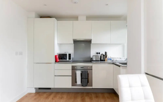 Skyvillion 1bed Enfield Flat W Balcony & Parking