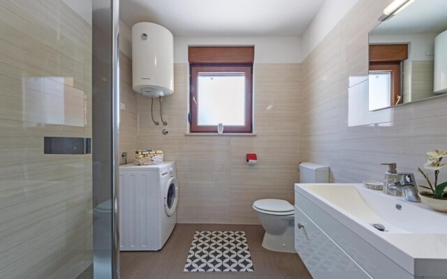 Awesome Home in Liznjan With Wifi and 2 Bedrooms
