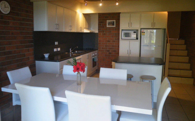 Pacific Heights Holiday Apartments and Munn’s Tower House