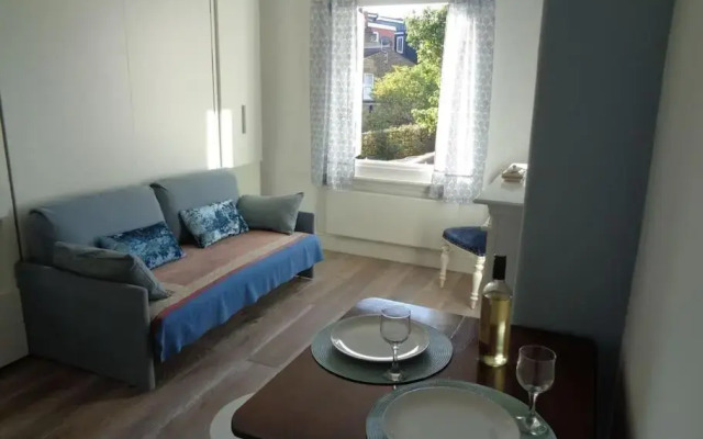 Charming English Style Studio Flat (Adults Only)