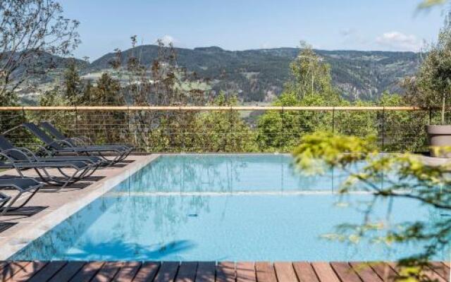 Presulis Hideaway Apartments & Restaurant