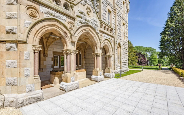 The Margaret Suite Stone Cross Mansion