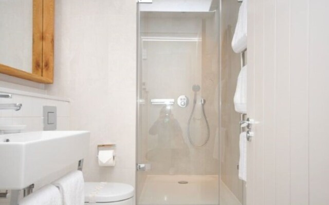 6 The Salterns, Chichester 402450