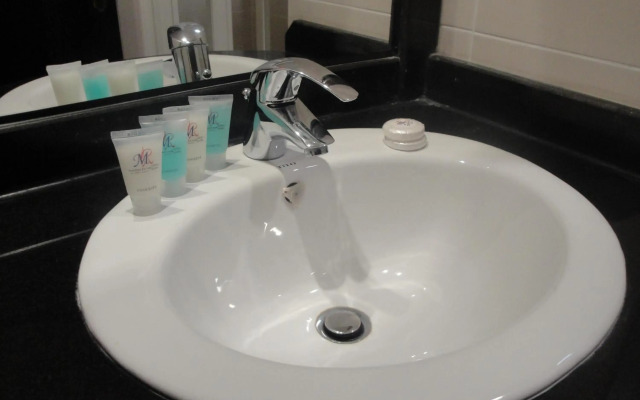 Marina Royal Hotel Suites