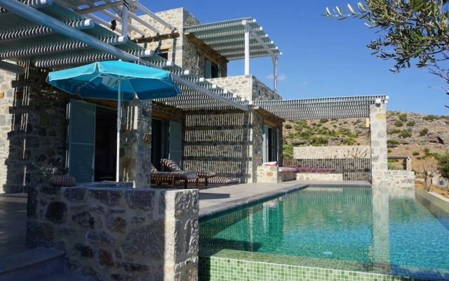 Villa Alati - Seafront Villa With Swimming Pool