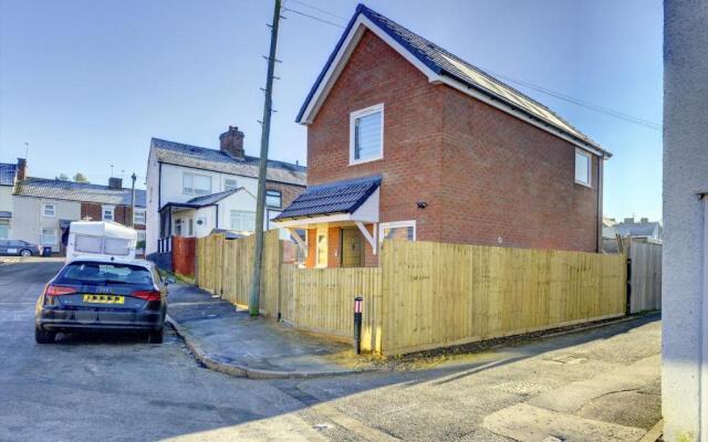 Modern 2BR House & Private Parking & Kid-friendly
