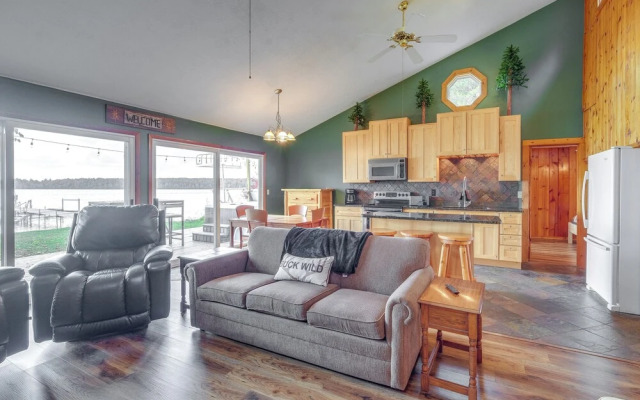 Kalkaska Retreat: Private Hot Tub, Dock, Fireplace