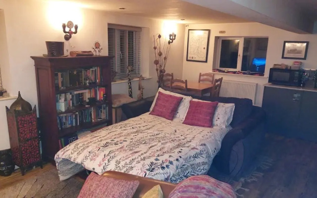 1 Bed Flat - Sleeps 4 - Garden - Parking - Wifi