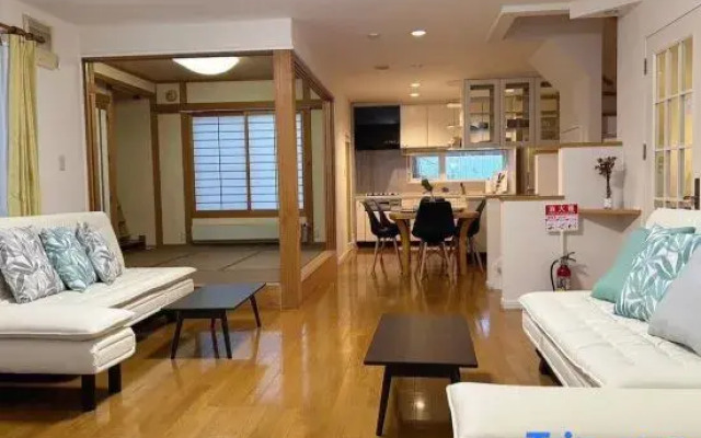 Whole House / 10 ppl/ 3 Parking /Free Wifi!