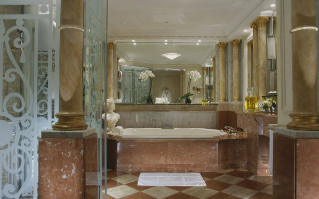 Hotel Plaza Athenee
