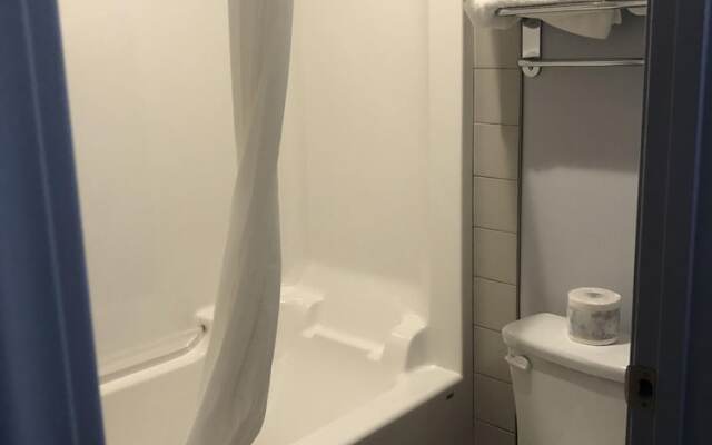 R & R Lakeview in Hardisty