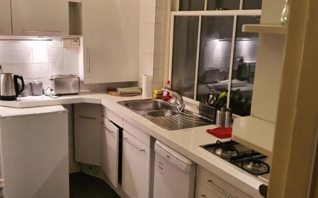 Walk to London Bridge En Suite Apartment with Kitchen