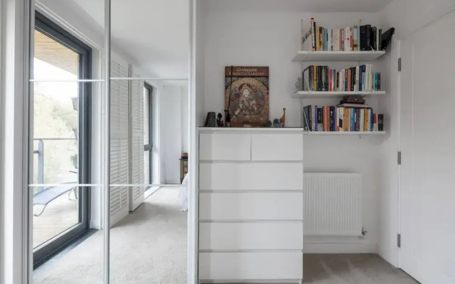 Stylish 2BD With Views of the River Lea