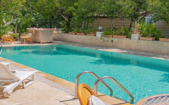 Felicity Hotel & Bungalows