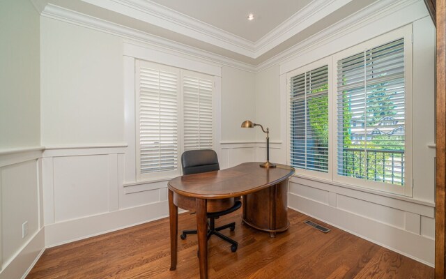Elegant & Cozy Escape West Vancouver