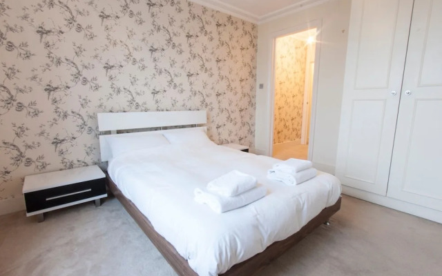 Spacious 2 Bedroom Flat in Queens Park - Sleeps 6