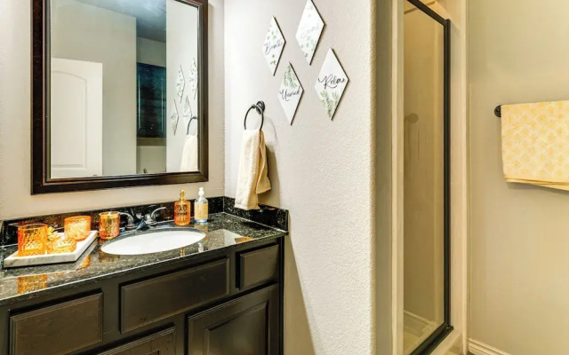 Spacious & Family-friendly! Tamu Townhome w/ Yard